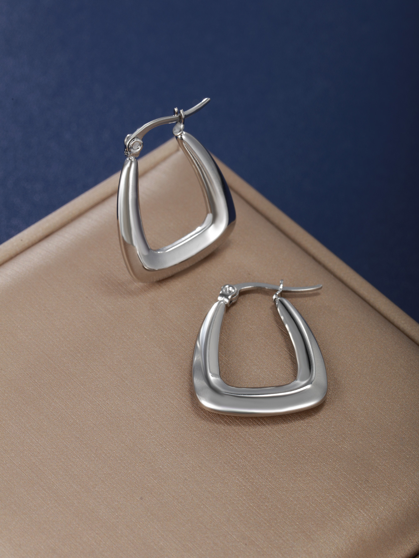 Xuping aretes de acero inoxidable metal de estilo europeo y americano nicho de diseño de aire frío geometría oval aretes para mujeres