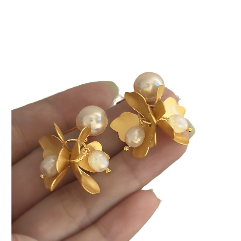 Pendientes de flores de perlas de agua dulce con aguja de plata Pendientes de temperamento retro francés femenino Pendientes de todo fósforo de nicho Lujo ligero y de alta gama