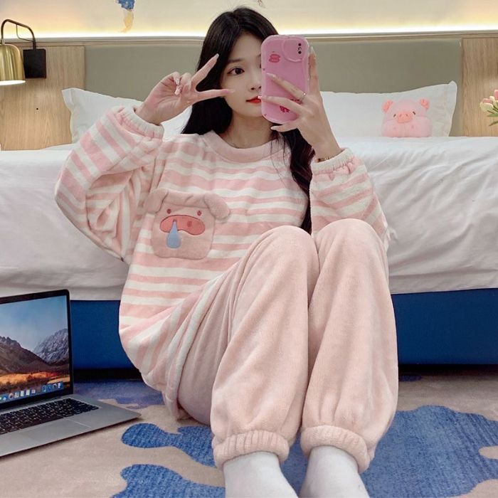 Pijamas al por mayor transfronterizos para mujeres de invierno engrosados de manga larga flange coral veludo lindo hoodie de cuello redondo conjunto de ropa para el hogar