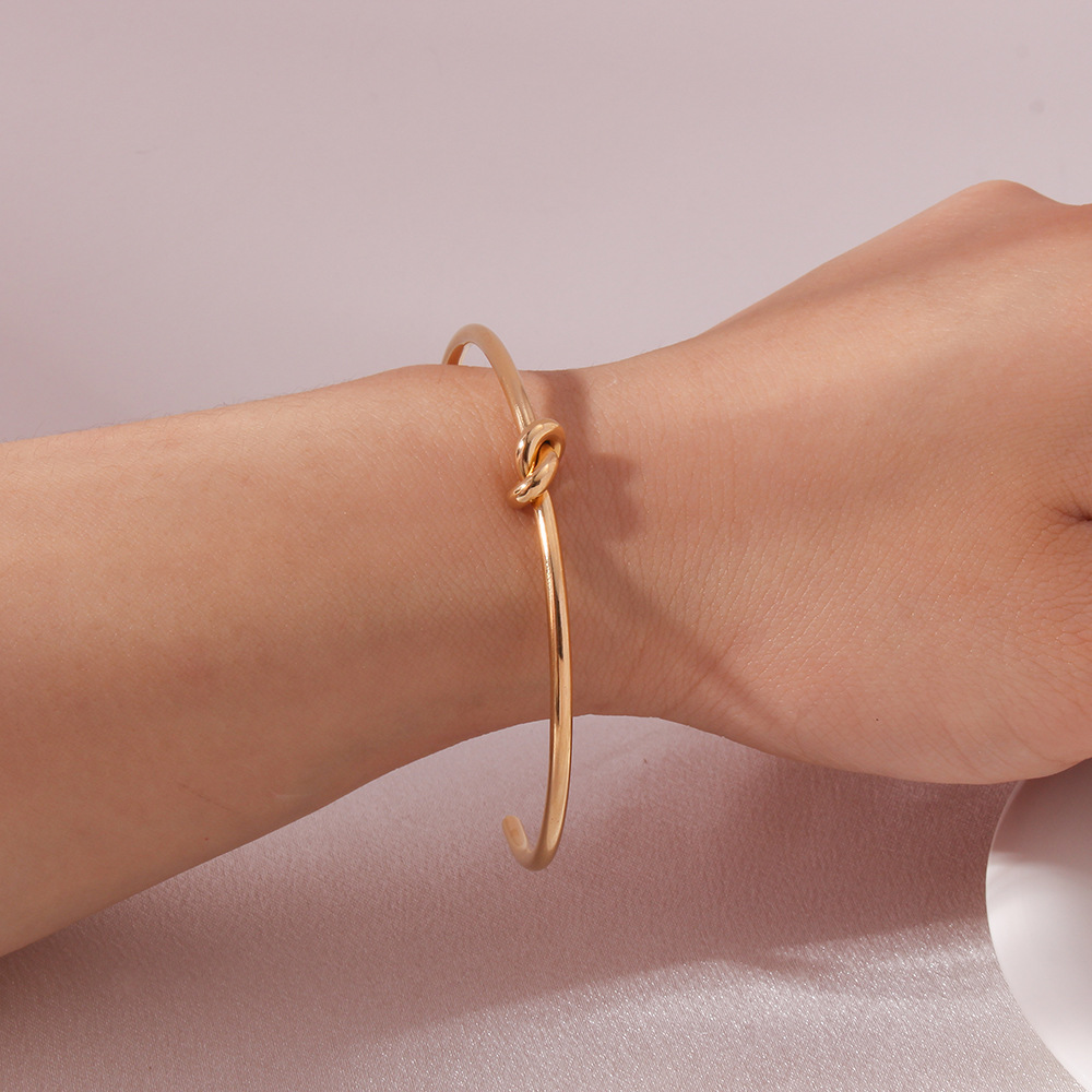 Ins estilo simple personalidad acero inoxidable anudado nudo pulsera abierta pulsera oro real de 18K chapado al por mayor
