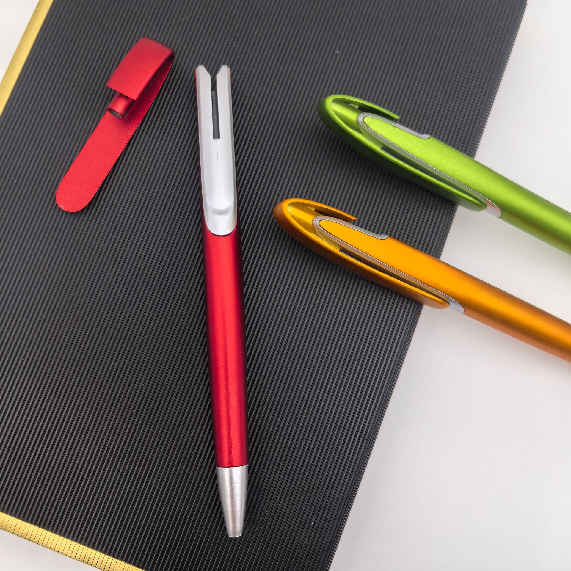 Presione el bolígrafo de plástico de color pulverizado simple doble color publicitario bolígrafo promocional regalos bolígrafo al por mayor logo