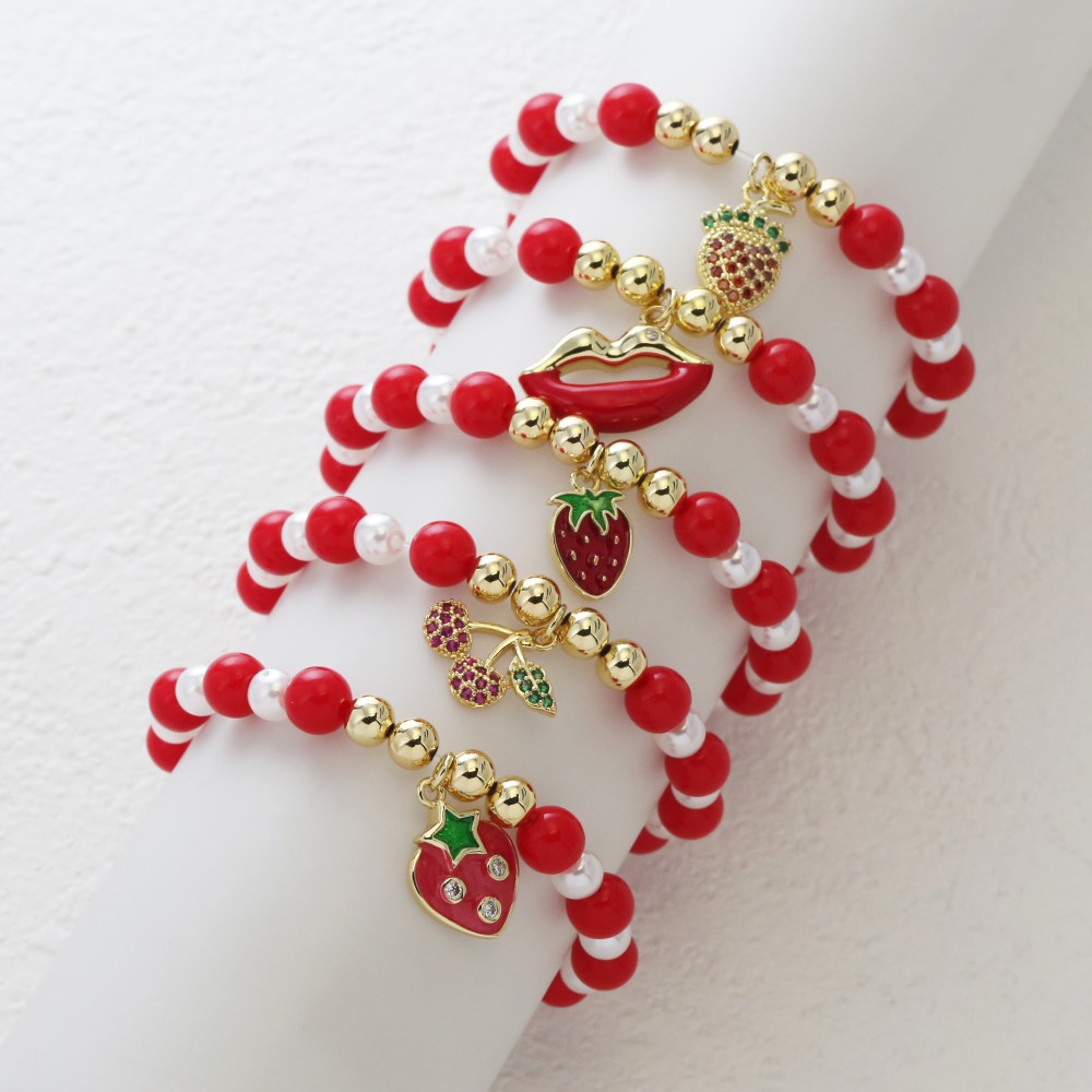 Pulsera con labios, perla y fresa esmaltados