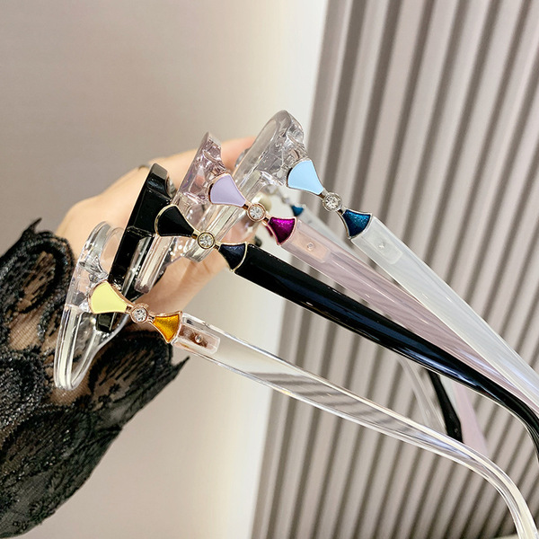 Fashionable universal glasses for elderly