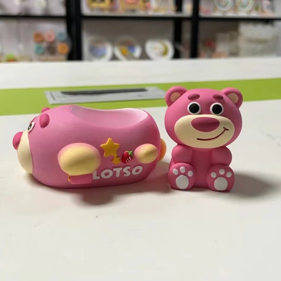 비행기를 타는 딸기 곰의 흰 배아