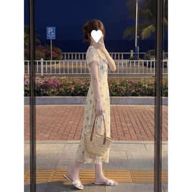 法式V领碎花连衣裙子女夏季2026新款甜美气质收腰高级感显瘦长裙
