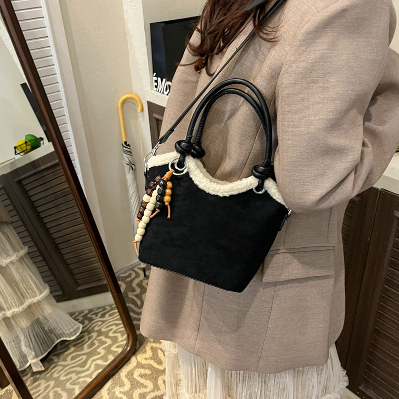 Otoño y invierno coreano bolso de terciopelo de seda mujer 2025 nueva moda versátil bolso de cubo de viaje mochila de hombro