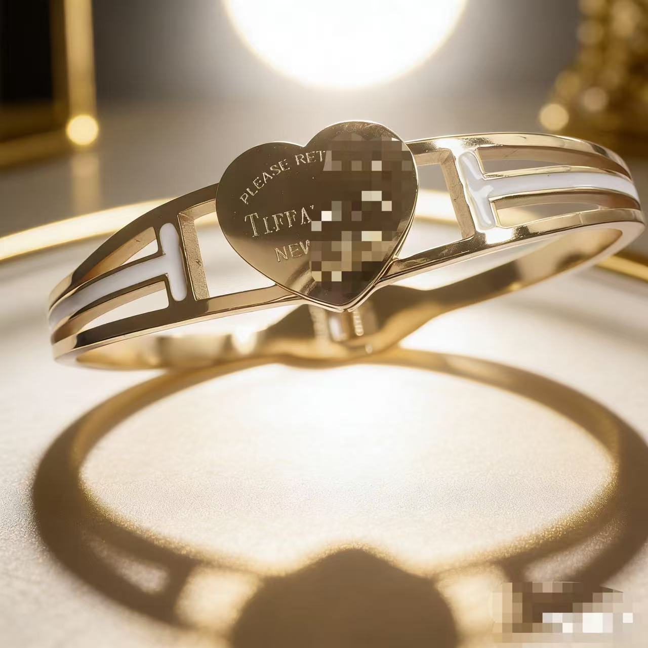 2025 新しいヨーロッパとアメリカのビッグブランドチタン鋼ブレスレット非退色ステンレス鋼ブレスレットバックルオープニングハンドジュエリー卸売