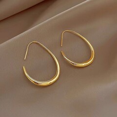 新商品の楕円ピアスの雰囲気に合わせて、女性のイヤリングをシンプルにします。