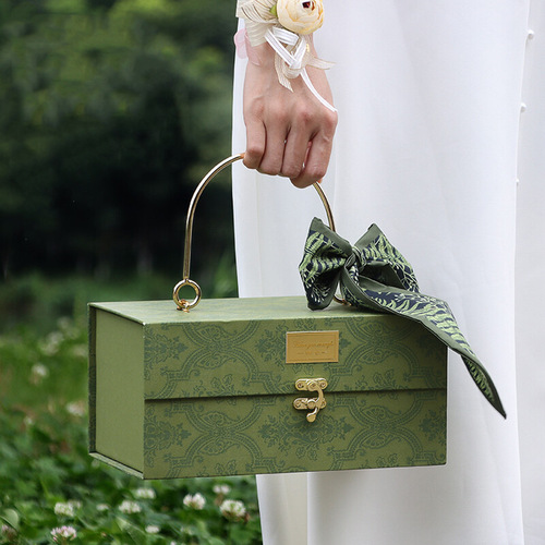 Metal handle green little red book gift box bridesmaid gift box gift packaging box gift box