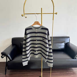 2025miu秋冬款字母徽标贴饰复古撞色条纹长袖针织金扣开衫外套女