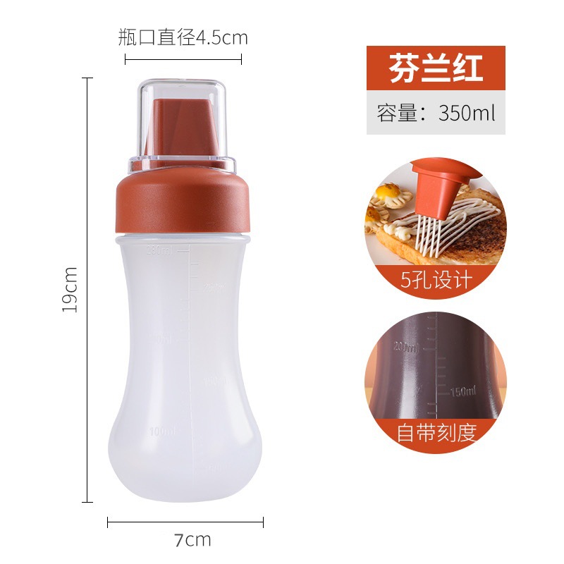 サラダソースはプラスチックの小さい壺を搾ることができます。