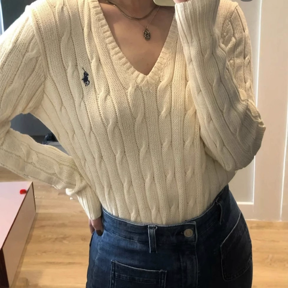 Классический ретро лошадь? нет - оригинальное: "Classic retro pony, woolen knitted sweater, V-neckline, with embroidery" перевод: Классический ретро-пони? better: