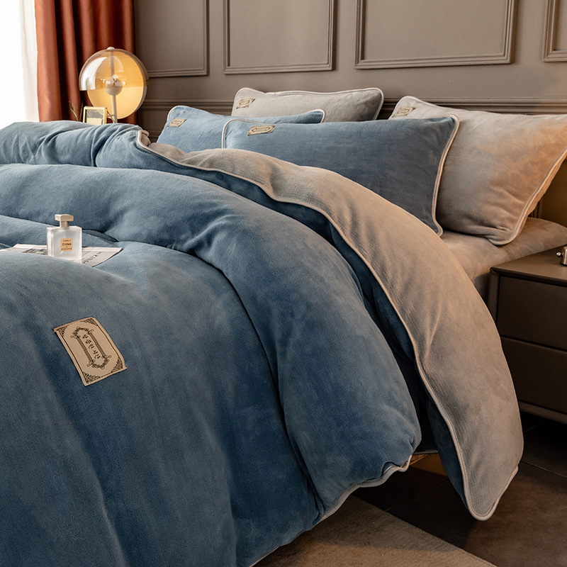 Alta sensación de cama de terciopelo de leche cuatro piezas con sábanas de terciopelo de coral de brida en otoño y invierno con un conjunto de terciopelo de tres piezas