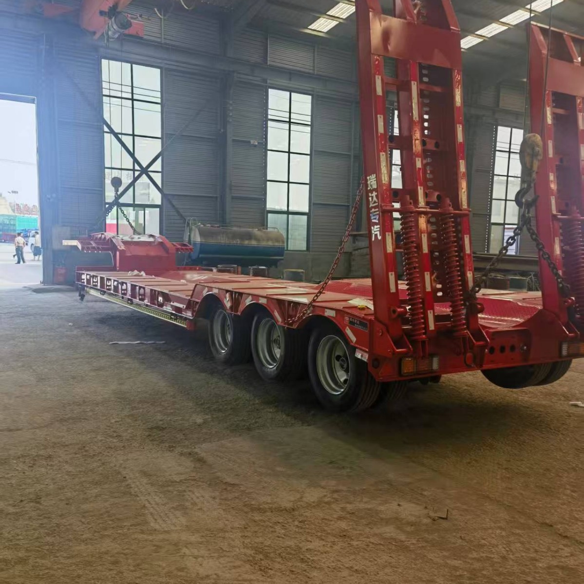 13米三桥低平板半挂车 挖掘机平板车 出口特种大件运输车价格