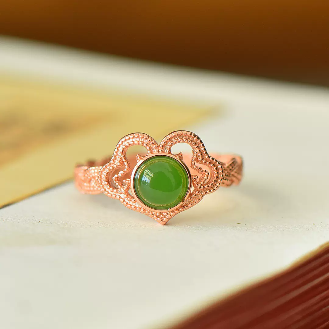 S925银镶 和田碧玉 复古如意设计款戒指，整体尺寸约12*12mm 细腻