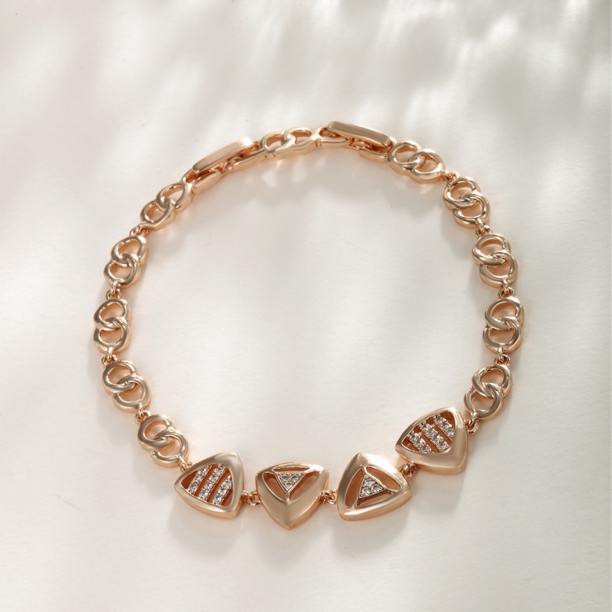 Xuping aleación de cobre chapado en oro triángulo geométrico pulsera de zircón nicho de alta calidad personalidad transfronteriza europea y americana joyas de mano para mujeres