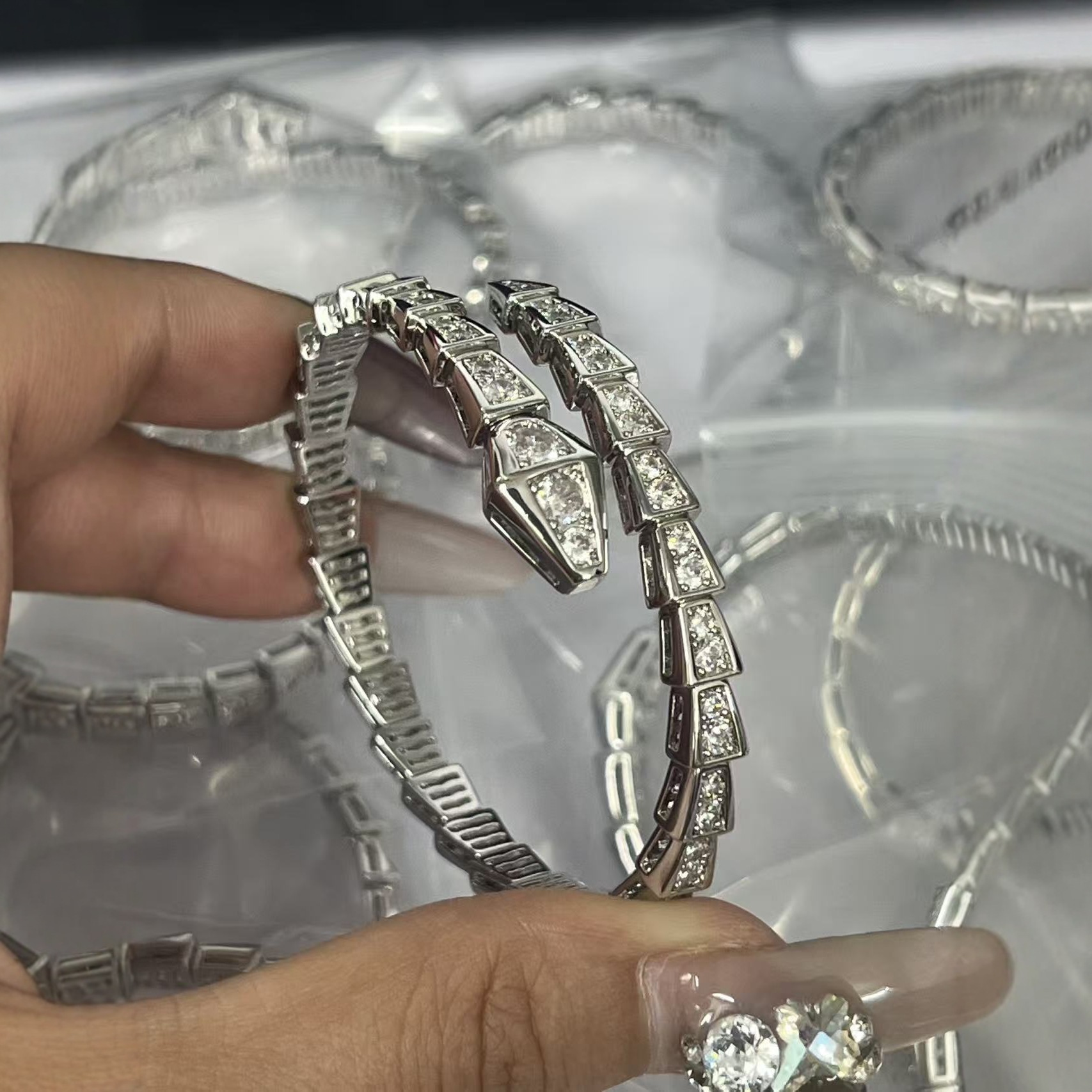 精工版蛇骨弹簧满钻手镯闪亮锆石真钻时尚百搭首饰工厂直售