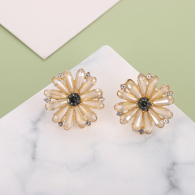 Fashion Handmade Champagne Crystal Daisy Flower Alloy Earrings Wholesale display picture 5