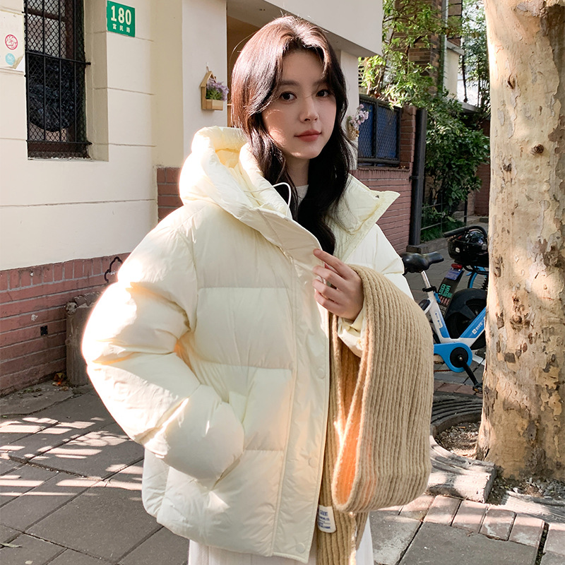 Capa de algodón de plumón corta para mujeres 2025 invierno nuevo suelto delgado vestido de pan puff grueso chaqueta de algodón con capuz