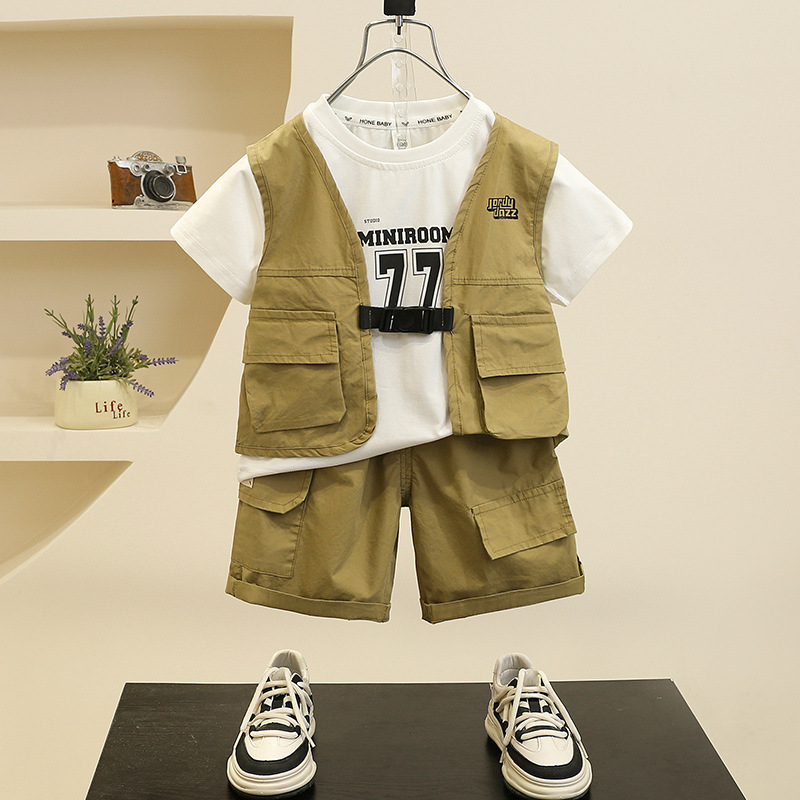 7118 Traje de verano para niños 2025 Nuevo estilo para niños Chaleco fino de manga corta Baby Fried Street Summer Traje de tres piezas