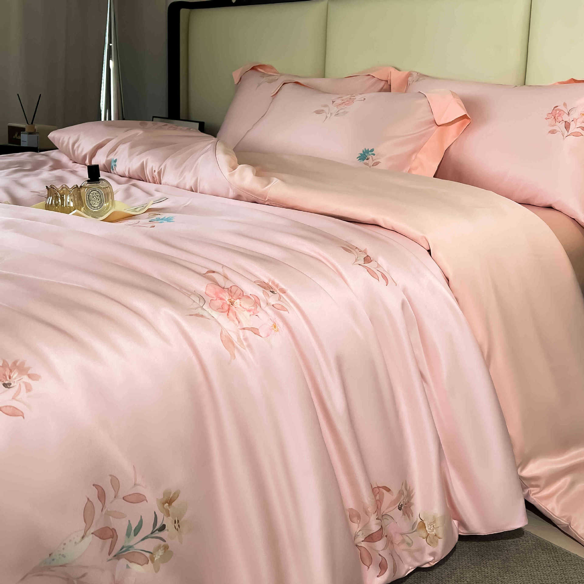 Cama de seda de hielo de verano de cuatro piezas de lujo ligero de alta gama 2025 nueva funda de edredón de sábana de tres piezas ropa de cama de seda lavada