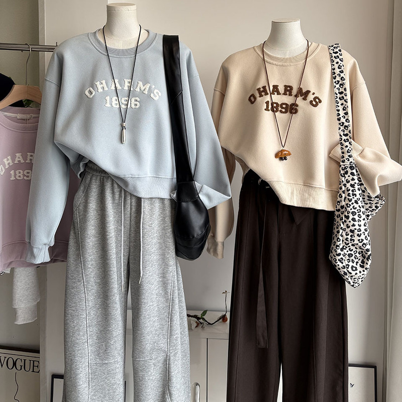 [Bizheng] 2026 Autumn New Korean Style Towel Embroidery Letter Round Neck Short Sweatshirt for Women, Loose Top 7509