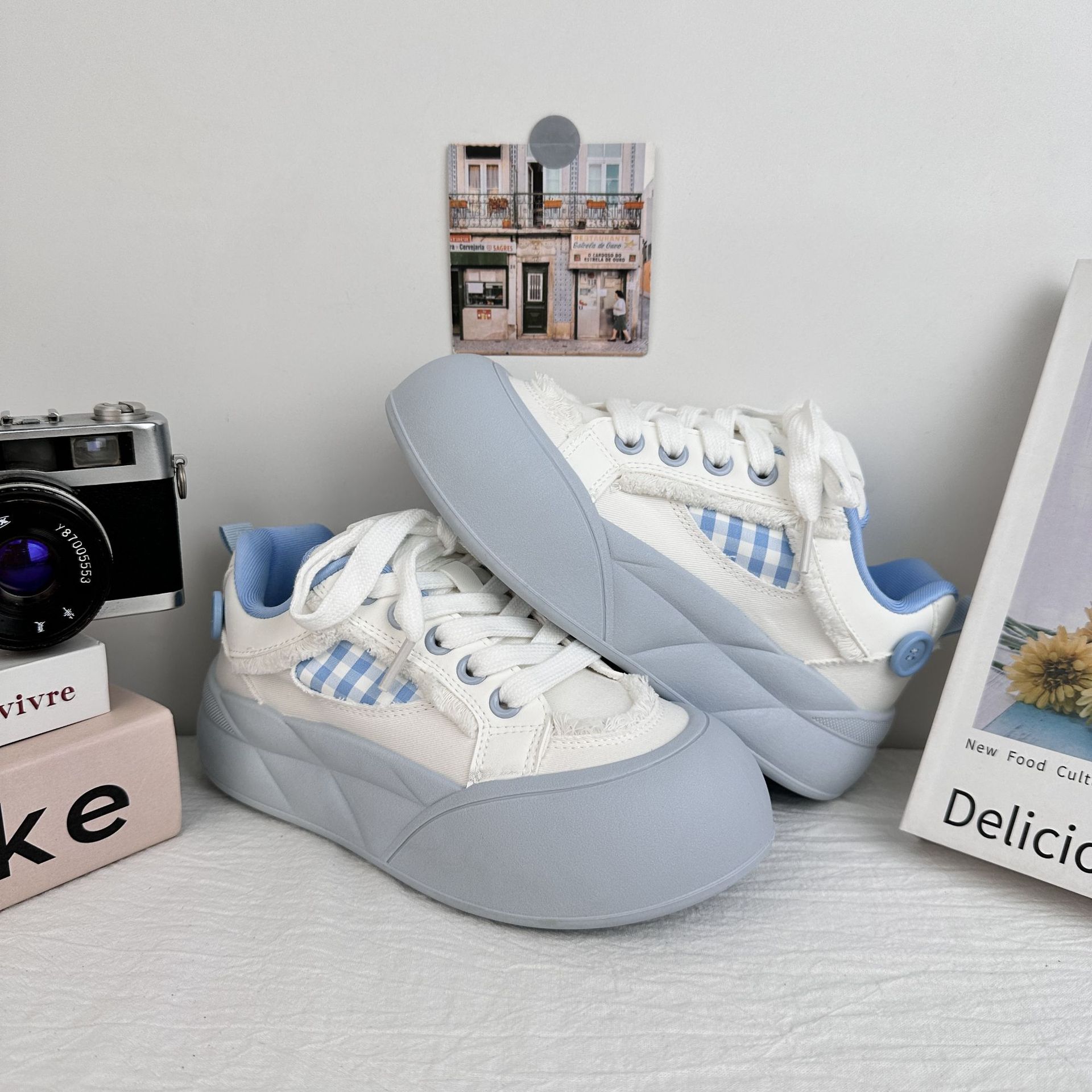 Zapatos de puff con patrón ondulado distante para mujeres 2025 nicho de verano, zapatos blancos pequeños, zapatos de suela gruesa, zapatos de pan lindos