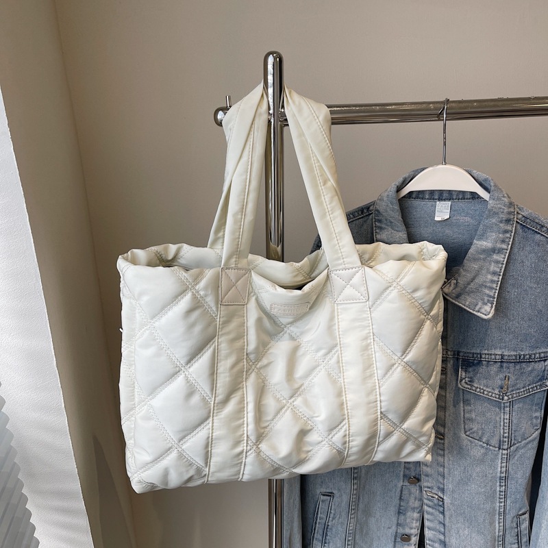 Bolsa universal Lingerie Tote 2024, otoño y invierno, nuevo estilo, bolsas de mano, bolsas de compras de moda de gran capacidad para mujeres.