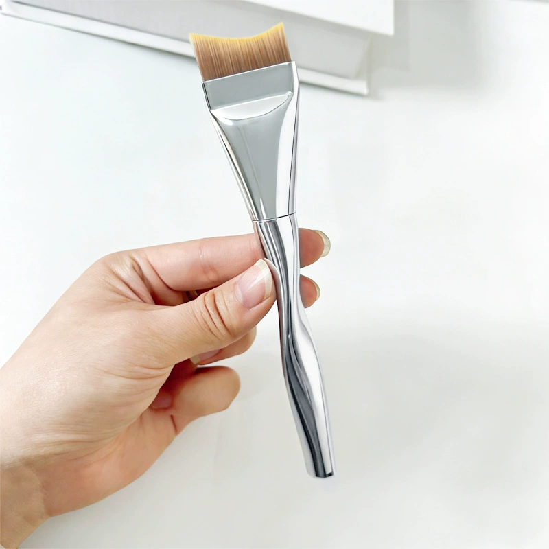 Foundation Brush (flat) — silver handle, PVC protective cover, no-trace blending, 14×3×2 cm