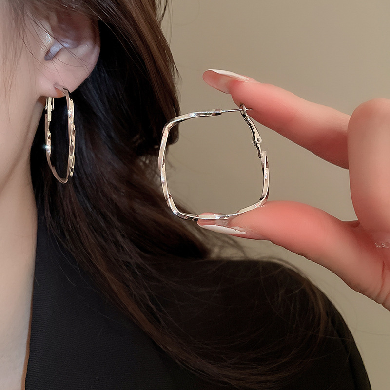 Pendientes ovalados simples de aguja de plata Pendientes de tendencia de personalidad transfronteriza europea y americana Pendientes de diseño de todo fósforo de nicho al por mayor