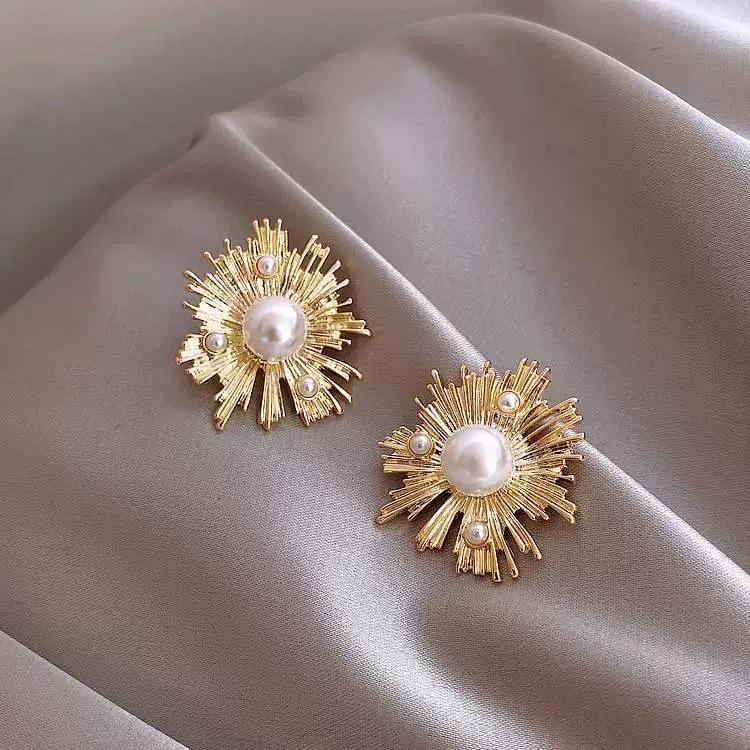 Elegant atmospheric earrings solar-powered from pearl