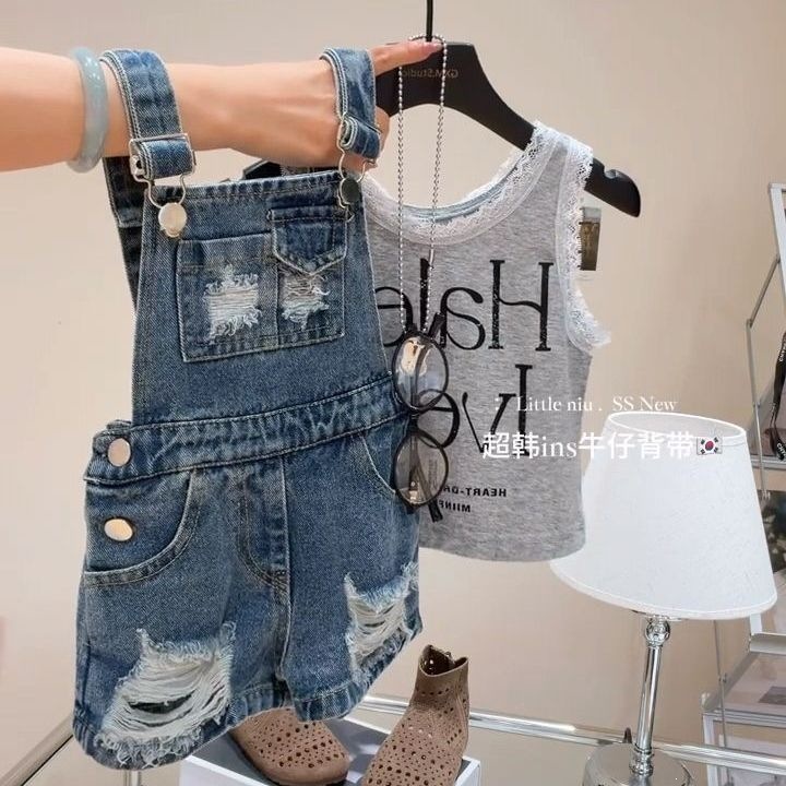 Qız uşağı üçün yay dəsti: cırıq cins şort və printsiz t-shirt