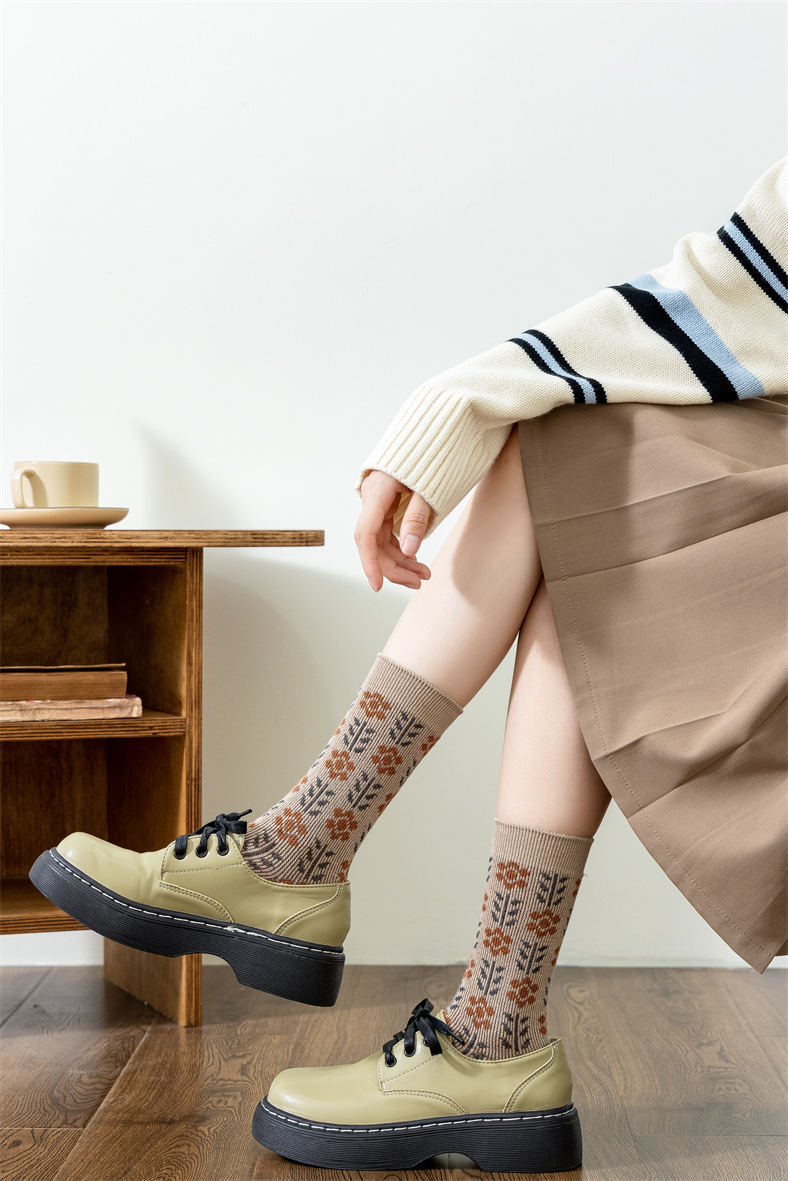 Double-needle, two-way trend, fashionable new women's pile socks, medium length, thickened khaki color wave pattern_voghion.com