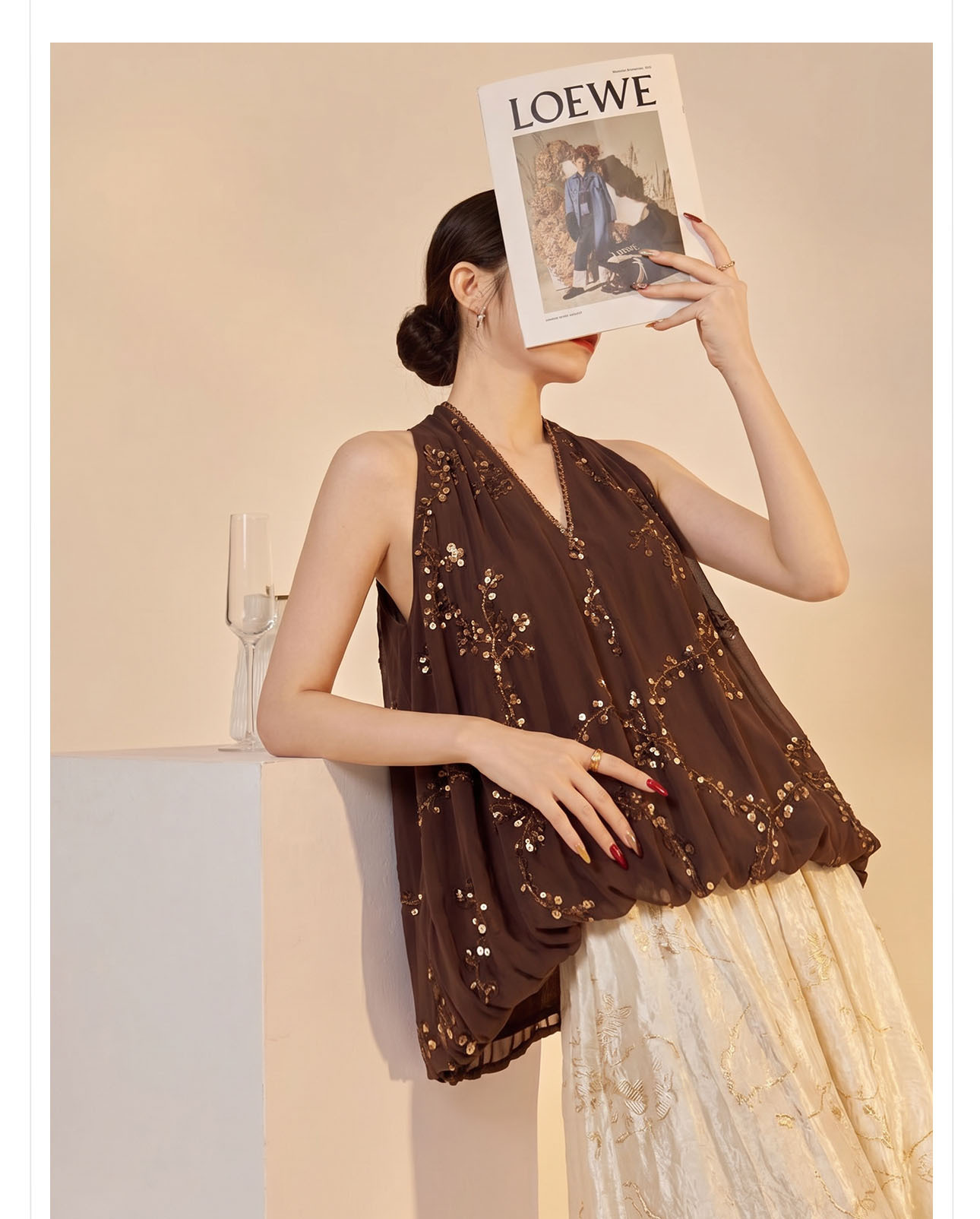 Áo cổ yếm V cổ chiffon thêu sequin không tay form rộng — Sữa hạnh nhân chi tiết 6