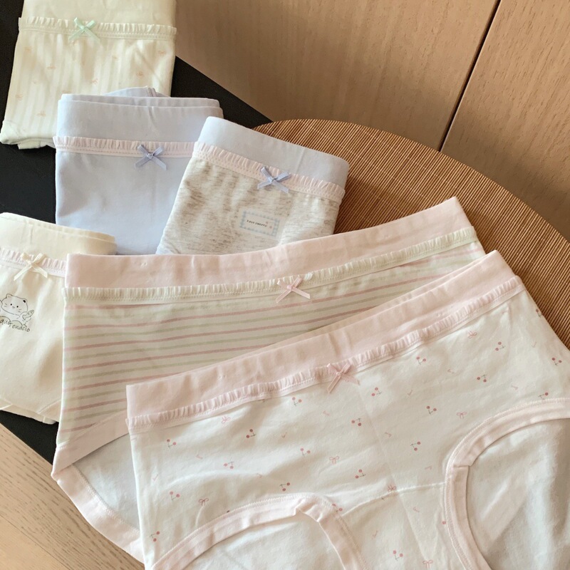 New autumn collection: girls' underwear with a cute bear print, made from 10A antibacterial combed cotton, featuring a pure cotton gusset, and a mid-waist, triangle-cut design, suitable for students New autumn collection: girls' underwear with a cute bear print, made from 10A antibacterial combed cotton, featuring a pure cotton gusset, and a mid-waist, triangle-cut design, suitable for students
