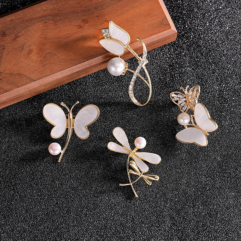 Fashion Flower Butterfly Alloy Plating Inlay Artificial Gemstones Pearl Women's Brooches display picture 1