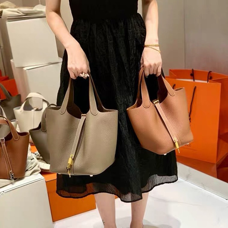 2022 nuevo color a juego bolsa de cesta de verduras bolso de cubo de piel de vaca patrón de Litchi primera capa de piel de vaca simple bolso portátil de mujer