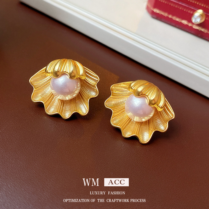 Silver needle pearl shell earrings