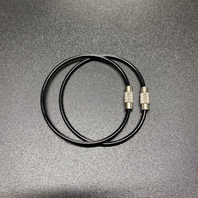 現物のワイヤーの鍵はステンレスカラーのゴムのワイヤーの輪を掛けてプラスチックのワイヤーの鎖を包んで大量に交渉します。