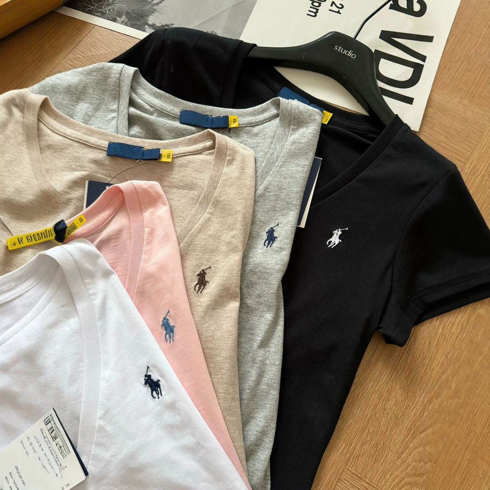 Áo thun nữ cotton tay ngắn cổ chữ V vai đứng thêu logo ngựa nhỏ, form rộng tôn dáng — Màu hồng, Màu trắng, Màu yến mạch, Xanh lá cây chi tiết 10