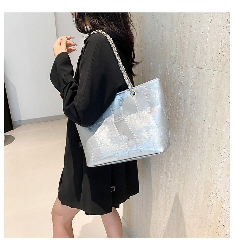 Women's Large Capacity Shoulder Tote Bag With Chain Detail_voghion.com