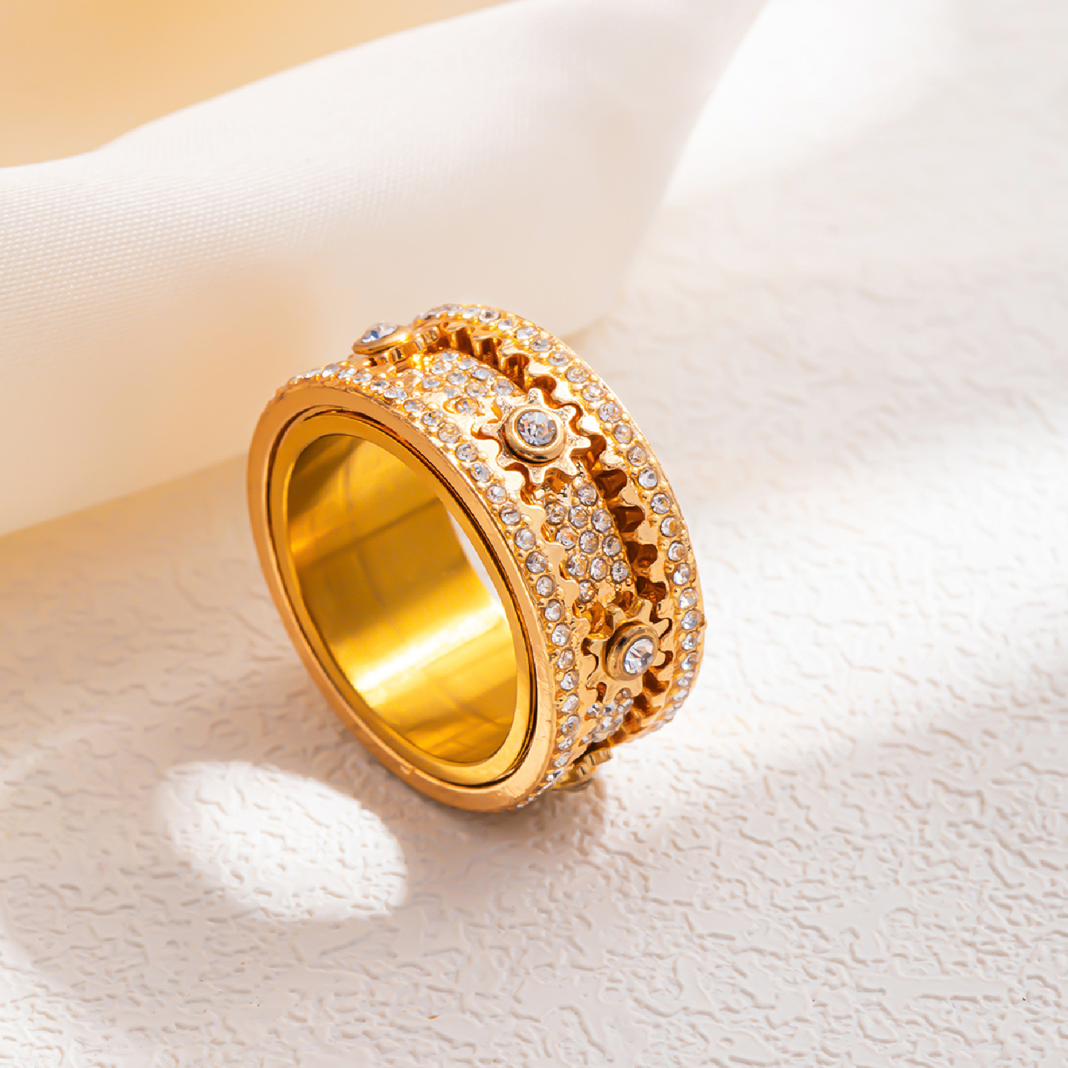 Ein stilvoller Fidget-Ring für entspannende Stressbewältigung. Die sanfte Drehbewegung hilft, Angst und Unruhe zu lindern. Eine dezente, tragbare Erinnerung zum Entschleunigen._voghion.com