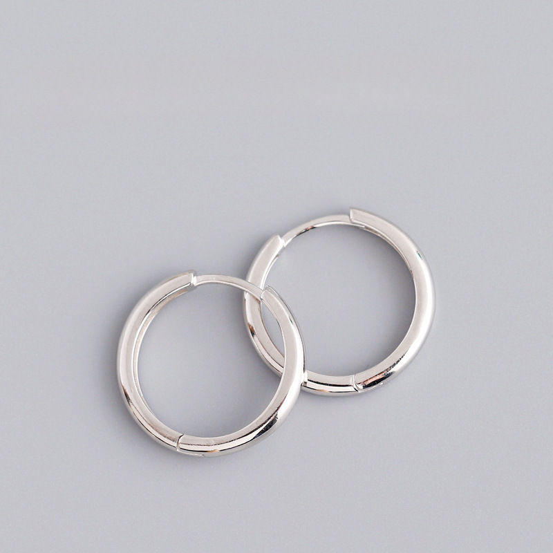 Aretes de plata esterlina para mujeres en 2025 nuevos aretes de alta calidad de moda aretes de anillo simple pernos de orejas compactos aretes de círculo
