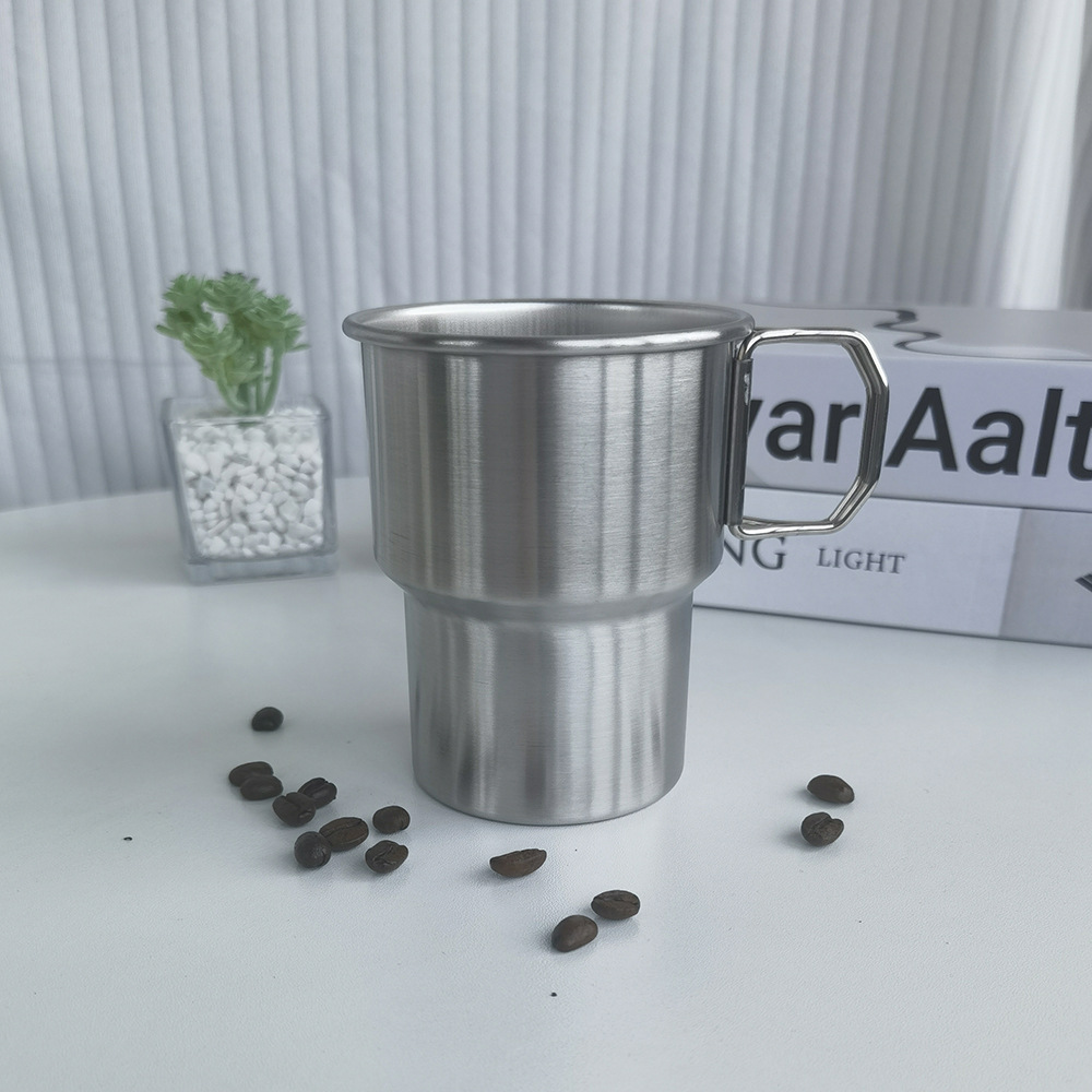 Taza de acero inoxidable para acampar al aire libre con grabado, taza de café 304, taza de agua estilo escalonado, taza portátil de una sola capa, portátil y práctica.