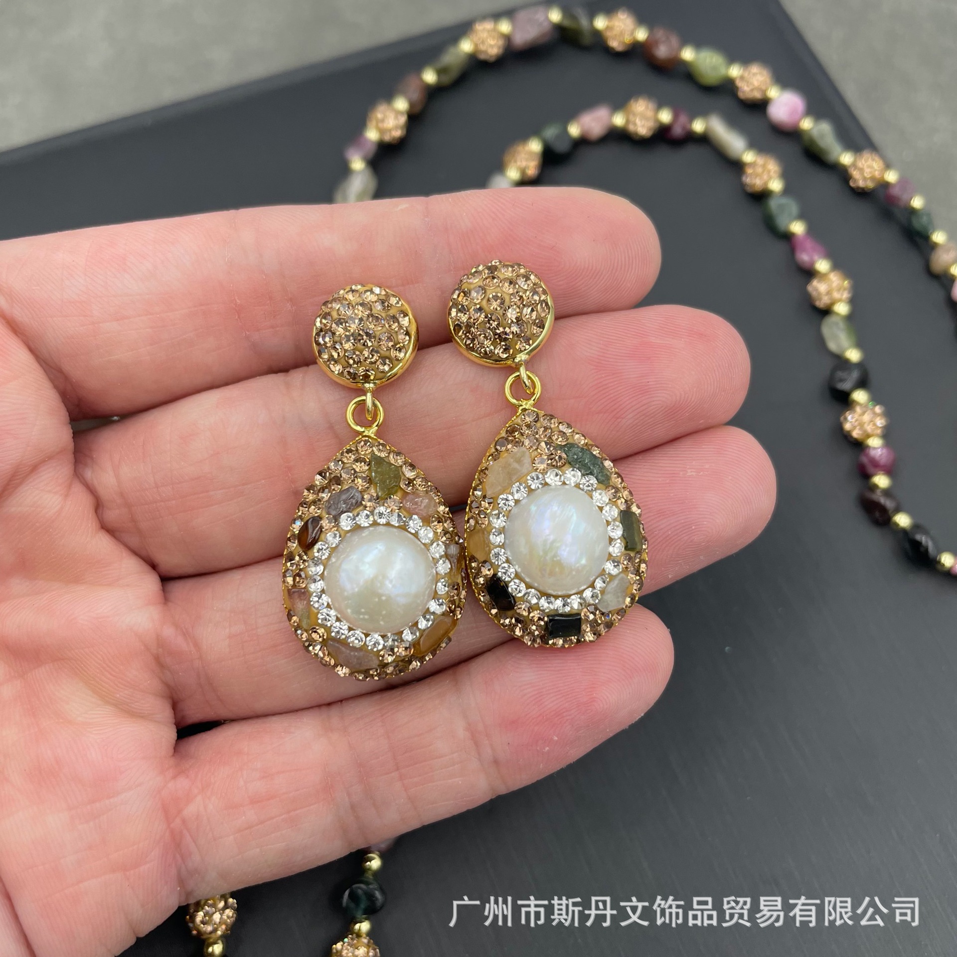 Barroco perla turmalina traje natural de agua dulce en forma de cadena suéter de perlas de alta gama hecha a mano con incrustaciones de tres piezas conjunto