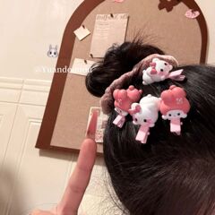 かわいいkt猫が腹ばいになって横になっています。kt猫を挟みます。前髪を挟みます。