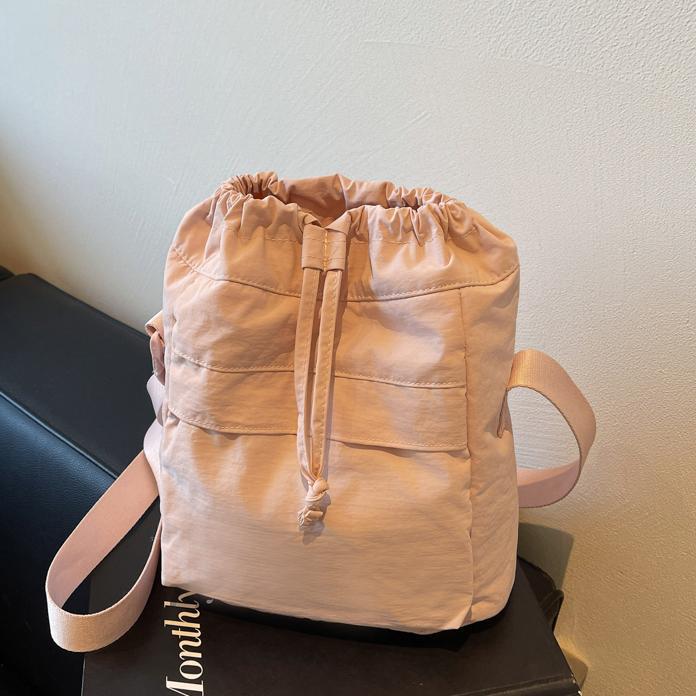Bolsa de cubo de tela de nylon para damas 2025 nueva bolsa de hombro simple casual de estilo universal bolso de mochila de herramientas ligero