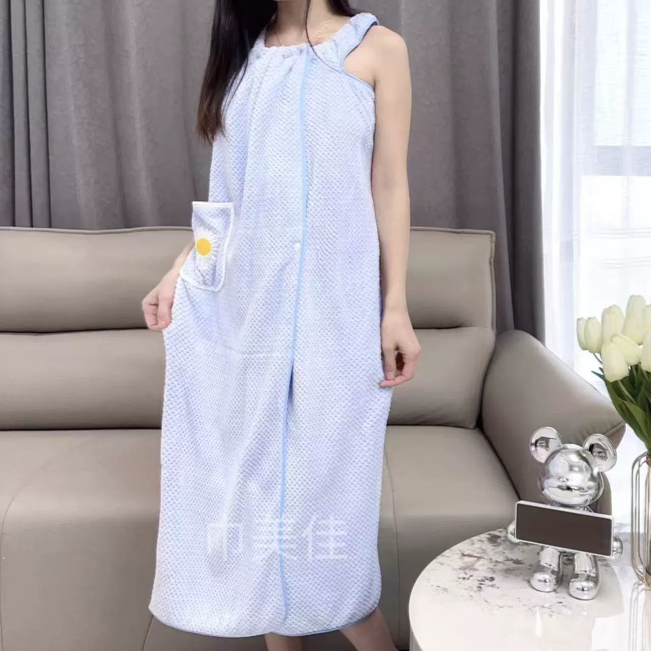 Чистый красный ананасовый халат можно носить с пряжкой в полотенце