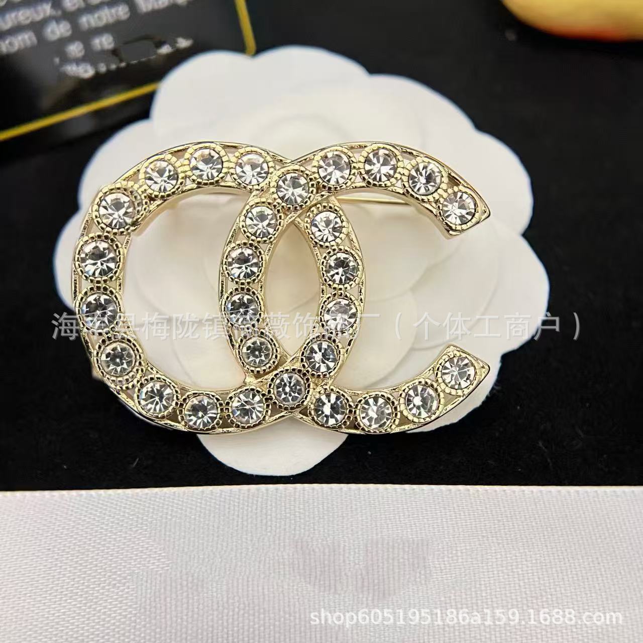 Classic Chanel-Style Pearl and Rhinestone Brooch, Resin Double C Pin, Fashionable Versatile Brooch, Wholesale from Manufacturer