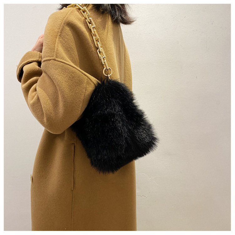 Plush Small Bag Women's Bag 2021 New Cute Fashion Autumn And Winter Fur Chain Shoulder Bag Underarm Bucket Bag display picture 4